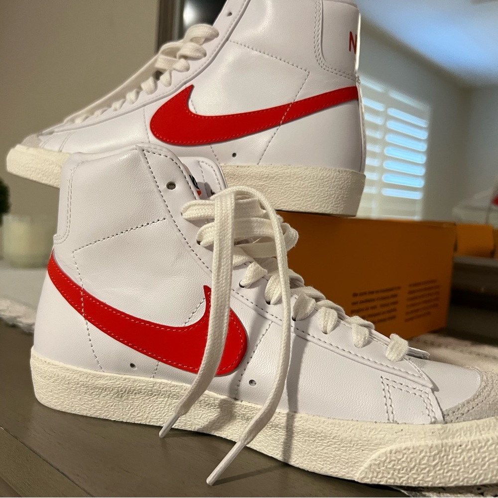 Nike high tops New never worn women’s size 7, men’s 5.5 WBlazer MID 77